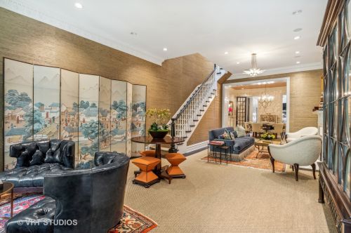 54 Elm St, Chicago, IL 60611-1016