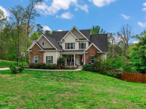 606 Cross Creek Dr, Mount Airy, NC 27030-9195