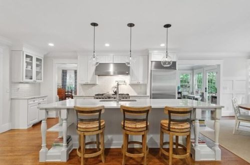 554 Mnr Rdg Dr, Atlanta GA  30305-3512 exterior