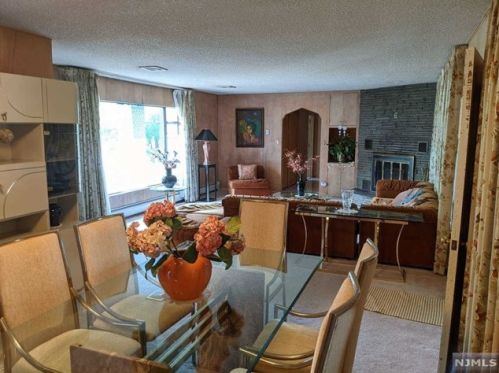 888 Summit Ave, River Edge, NJ 07661-2357
