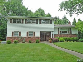 37 Brown Cir, Paramus, NJ 07652-5201