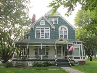 617 10th St, Wisner, NE 68791-2162