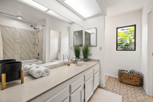 1213 Kaeleku St, Honolulu HI  96825-3005 exterior