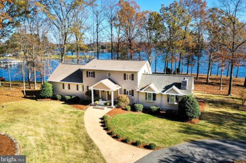 146 Bear Castle Dr, Bumpass, VA 23024-4923