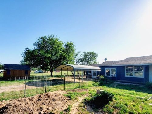 580 Parker St, Azle, TX 76020-6018
