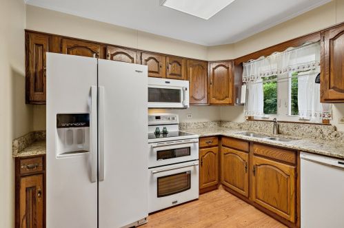 6806 Quincy St, Willowbrook IL  60527-5363 exterior