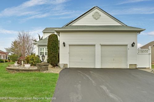 5 Tuscana Ct, Lakehurst, NJ 08759-8114