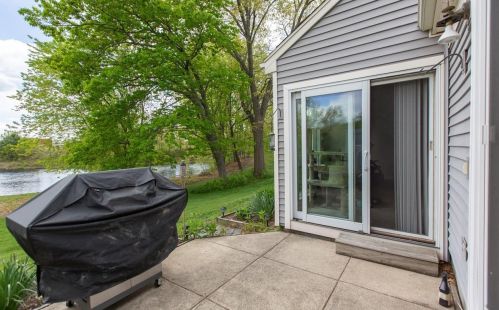 20 Walden Pond Dr, Nashua NH  03064-2877 exterior