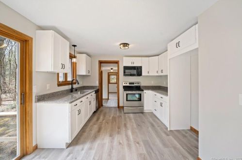 688 Brayman Hollow Rd, Pomfret Center, CT 06259-1009