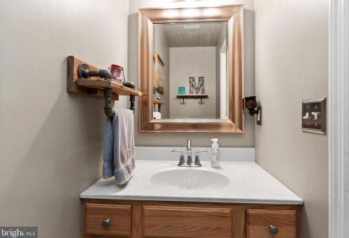 22 Meade Dr, Carlisle PA 17013-8141 exterior