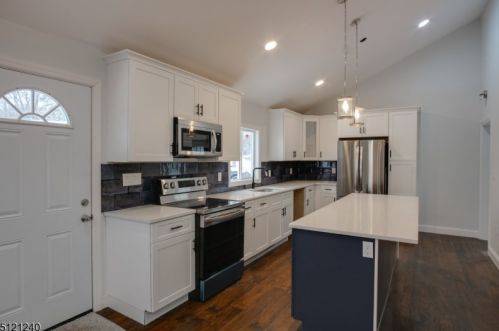 313 Elmira Trl, Hopatcong, NJ 07843-1110