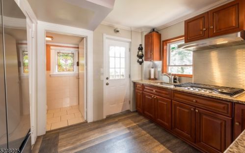 70 Hillcrest Rd, Maplewood NJ  07040-1605 exterior