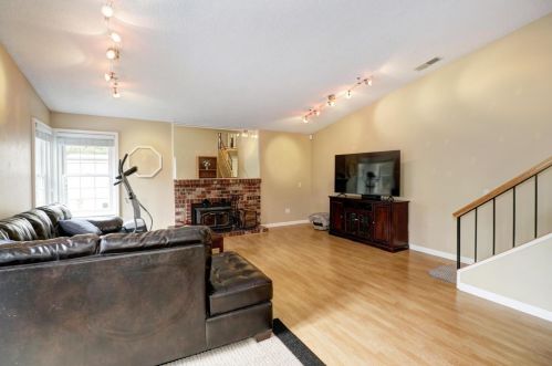 8942 Lake Elsinore Ct, Elk Grove, CA 95624-2753