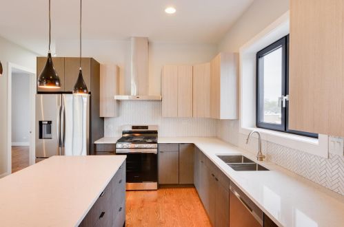 2626 Wallace St, Chicago, IL 60616-2518