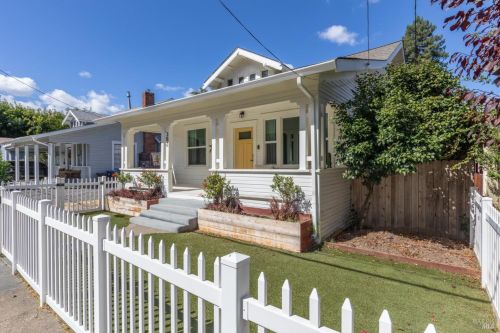 302 Scott St, Ukiah CA  95482-4320 exterior