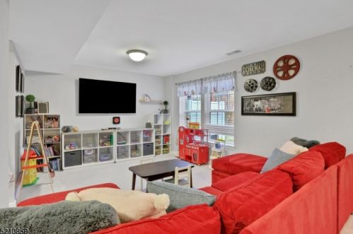 87 Thomastown Rd, Dover NJ 07803-3019 exterior