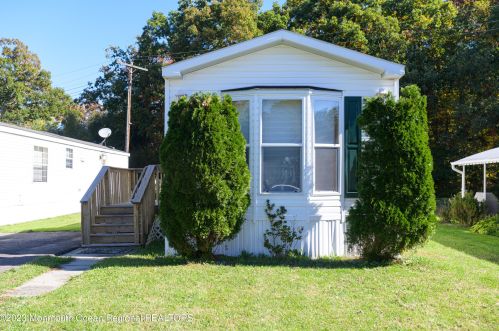 97 Circle Dr, Lakehurst, NJ 08759-5412