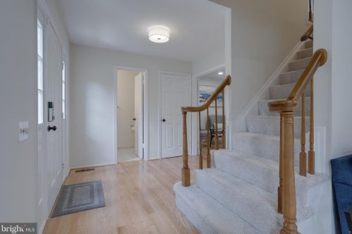 5707 Oak Leather Dr, Springfield VA  22015-2315 exterior