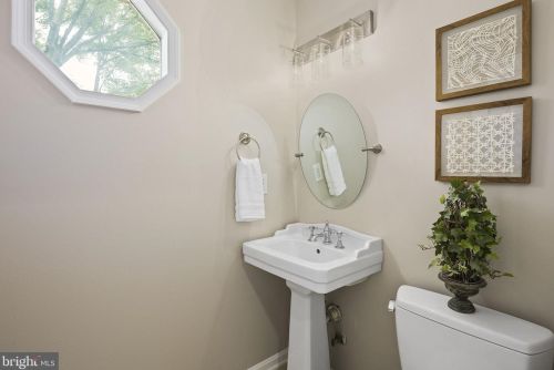 7391 Stream Way, Springfield VA  22152-3639 exterior