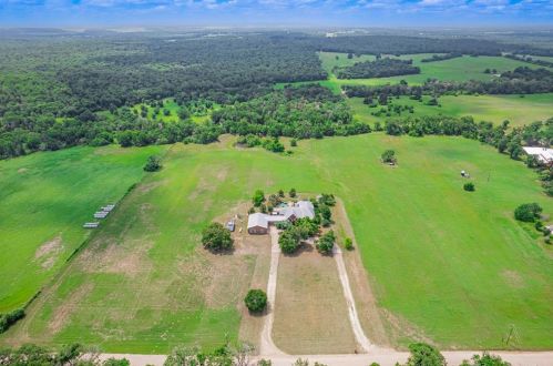 820 Perry Ln, Thorndale, TX 76577-5299