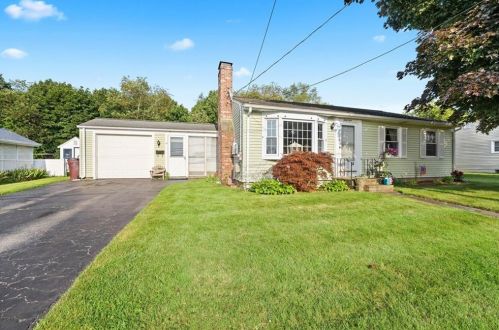 41 Halsey Rd, Woonsocket, RI 02895-3803