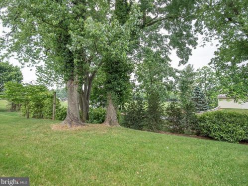 2106 Lyndell Dr, Lancaster PA  17601-5728 exterior