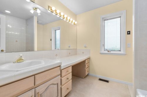 2515 Willow Hl Dr, Sandy UT 84093-1894 exterior