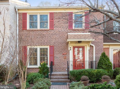 1820 Golf View Ct, Herndon, VA 20190-4701