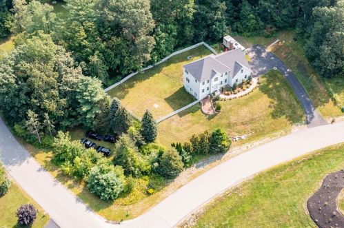 38 Hemlock St, Londonderry, NH 03053-3730
