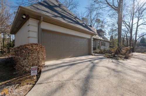 305 Heards Ferry Rd, Atlanta GA  30328-4716 exterior