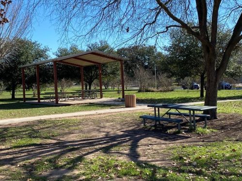 1000 Alegria Rd, Austin TX  78757-3218 exterior