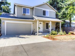 7033 63rd Ave, Portland, OR 97206-7411