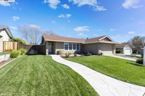 7773 Woodren Ct, Pleasanton, CA 94568-1339