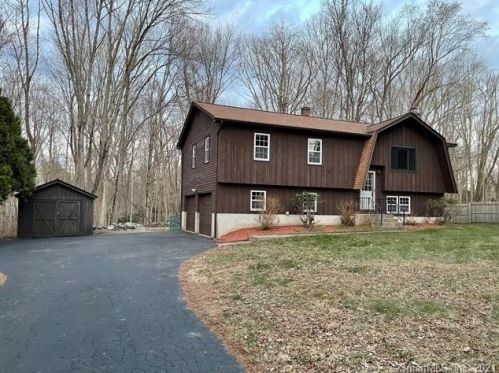4 Phillip Ln, Gales Ferry, CT 06339-1116