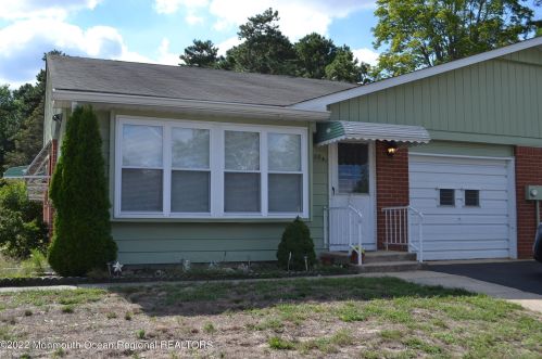 128 Hudson Pkwy, Lakehurst, NJ 08759-6311