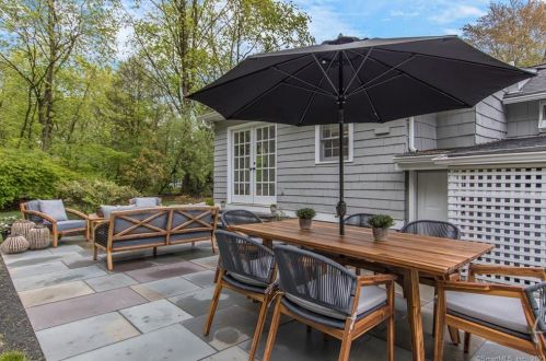 1 Mckendry Ct, Norwalk CT  06853-1018 exterior