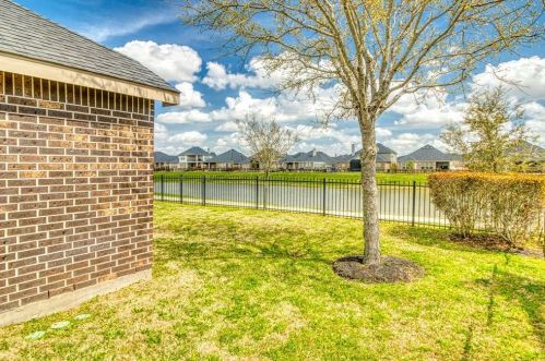 302 Round Lake Dr, Richmond TX 77469-1778 exterior