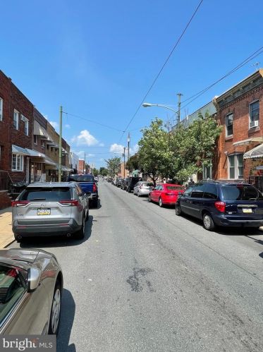 2526 11th St, Philadelphia, PA 19133-1412