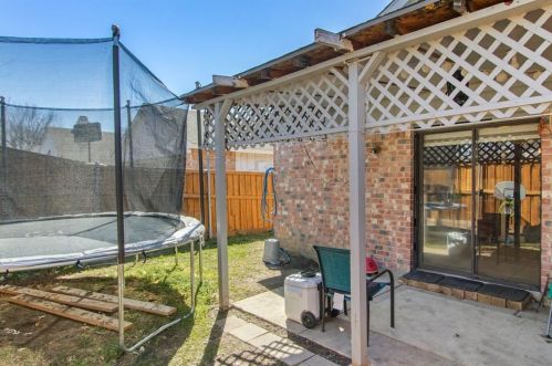 2602 Lk Vly Dr, Garland TX 75040-2817 exterior