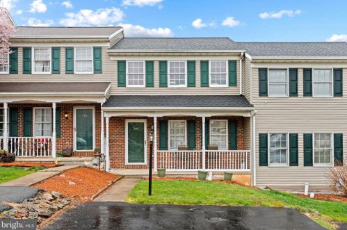 2405 Woodmont Dr, York, PA 17404-8315