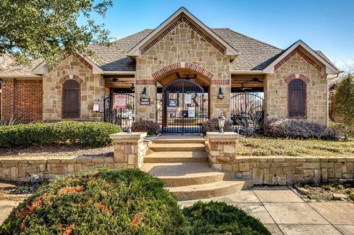 1558 Biltmore Ln, Irving TX  75063-3503 exterior