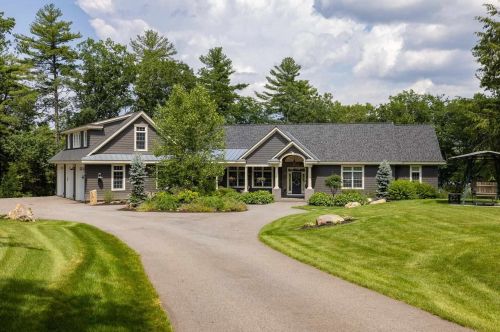 54 Phillips Pond Dr, Sandown, NH 03873-2473