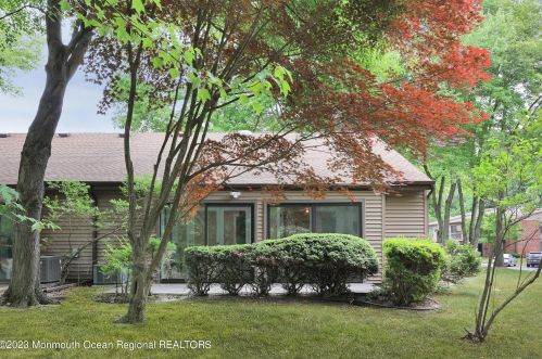 29 Manchester Ct, Tinton Falls NJ 07701-5490 exterior