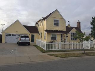 104 Boeing Ave, Salinas, CA 93906-3210