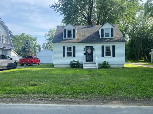 15 Cottage St, Fairfield, ME 04937-1108