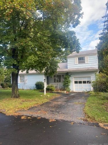 18 Richards Grove Rd, Quaker Hill, CT 06375-1521