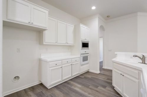 7025 Elvora Way, Elk Grove, CA 95757-5909
