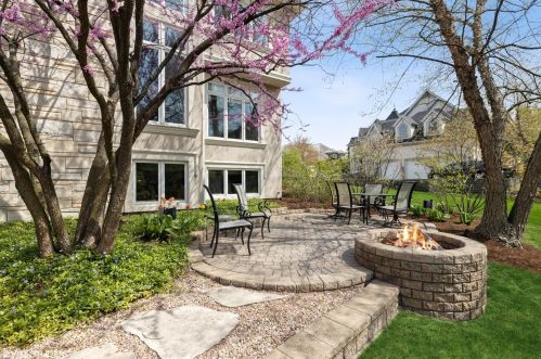 8 Clubside Ct, Willowbrook IL  60527-8129 exterior