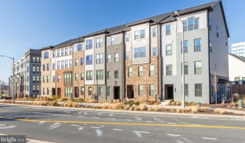 13266 Woodland Park Rd, Herndon, VA 20171-3000