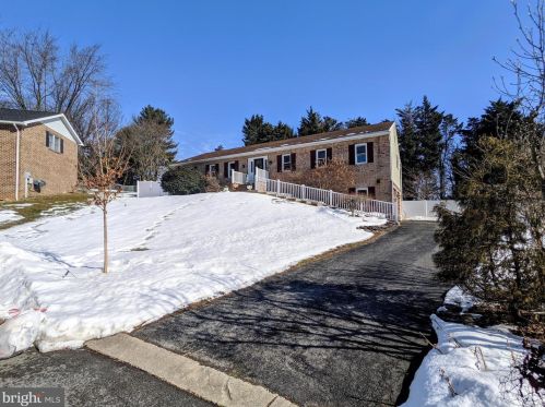 831 Tenby Ct, York, PA 17402-9266
